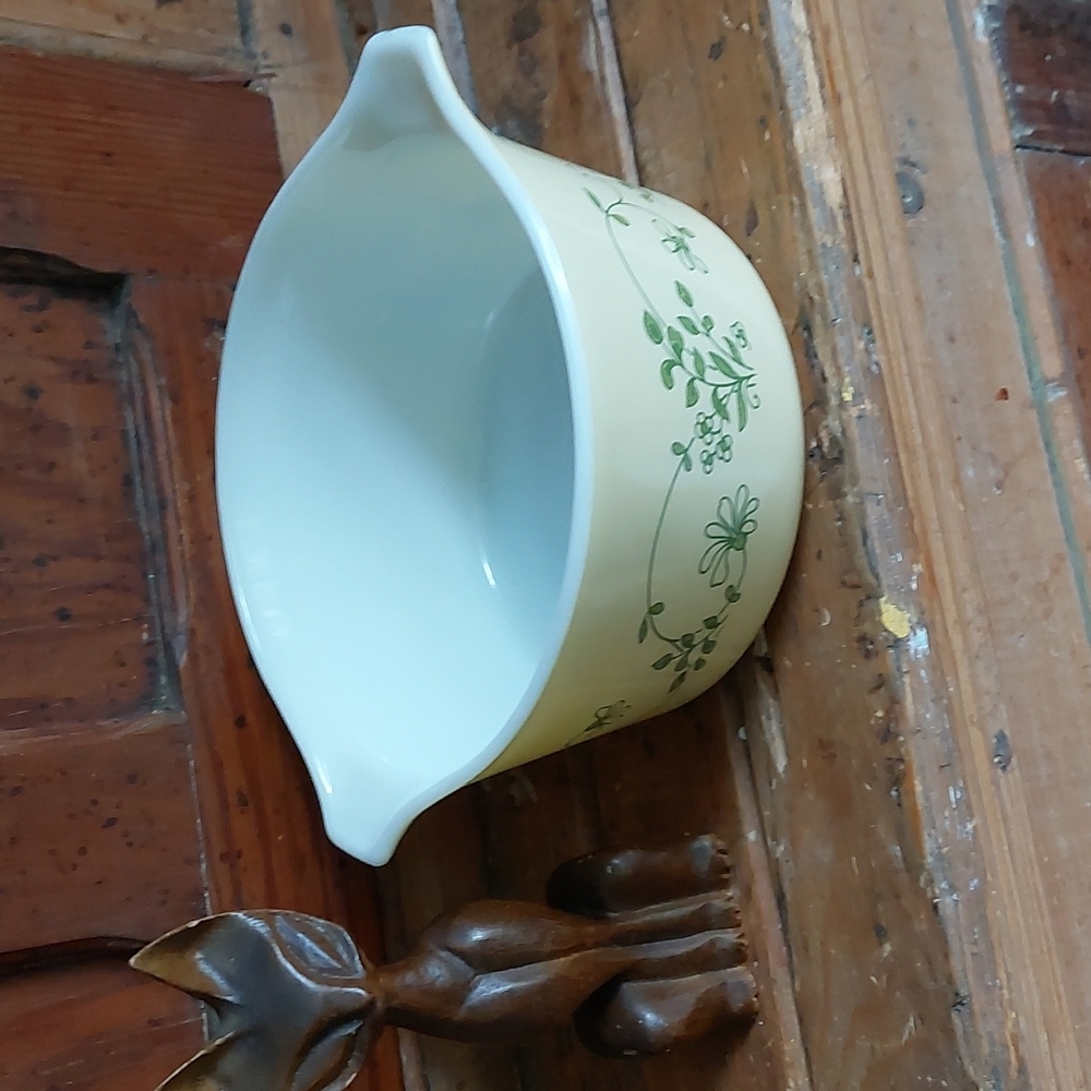Small vintage pyrex dish